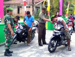 Sambut HUT RI ke 74, Koramil 03/Sedanau Bagikan Bendera Gratis Kepada Pengendara