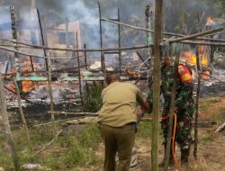 Sertu Budihardjo Ikut Berjibaku Padamkan Api Rumah Terbakar di Kelarik