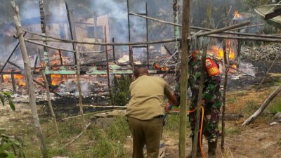 Sertu Budihardjo Ikut Berjibaku Padamkan Api Rumah Terbakar di Kelarik