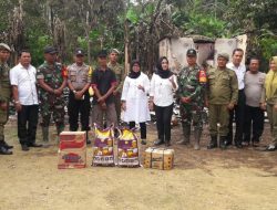 Didampingi Babinsa, Kadis Sosial dan Ketua PKK Natuna Santuni Korban Kebakaran di Kelarik