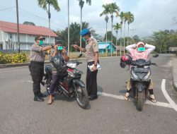 Polres Lingga Bagikan Masker ke Pengendara