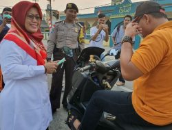 Bagikan Masker Gratis, Ngesti Minta Orangtua Lindungi Anak dari Kabut Asap