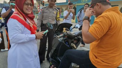 Bagikan Masker Gratis, Ngesti Minta Orangtua Lindungi Anak dari Kabut Asap