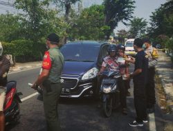 Karang Taruna dan Tiga Pilar Kampung Baru Bagikan Masker ke Pengendara