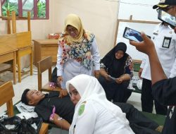 Syahrul-Rahma Berbagi Masker untuk Warga di Pasar