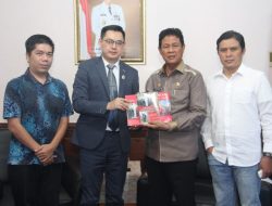 Isdianto Terima Tanda Dewan Kehormatan Perdamaian Dunia