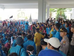 Ribuan Mahasiswa Kembali Unjuk Rasa di Gedung DPRD Kepri