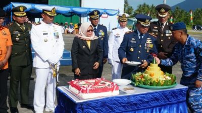 Pemotongan Tumpeng Warnai HUT TNI 74 di Ujung Utara NKRI