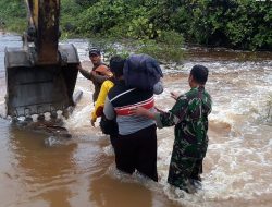 Anggota TNI Bersama Masyarakat Bantu Evakuasi Warga Terjebak Banjir