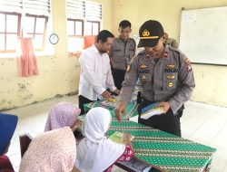 Polres Lingga Bagikan Buku ke Pelajar SD Terpencil