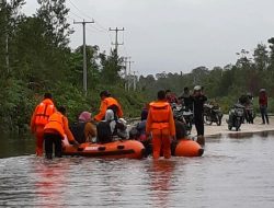 KNPI Natuna Bantu Basarnas Evakuasi Pengguna Jalan yang Terjebak Banjir