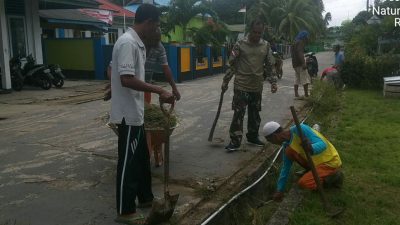 Babinsa Sedanau Ajak Warga Binaannya Goro Bersih Lingkungan