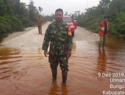 Babinsa Kelarik Turut Tinjau Jalan Banjir Trans Batubi-Kelarik