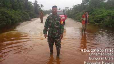 Babinsa Kelarik Turut Tinjau Jalan Banjir Trans Batubi-Kelarik