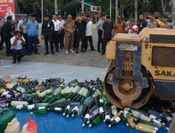 Disaksikan FKPD, Polres Tanjungpinang Musnahkan Ratusan Botol Miras