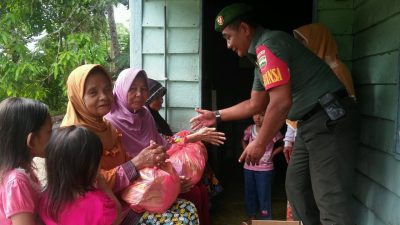 Babinsa Binjai Santuni Belasan Janda dan Lansia Diwilayah Binaannya