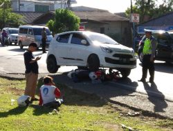 Daihatsu Ayla Seruduk Yamaha Vixion di Depan Kantor Imigrasi Tanjungpinang
