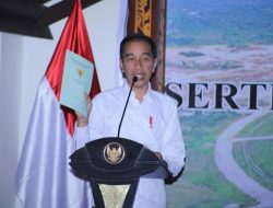 Di Natuna, Jokowi : Sertifikat Tanah Ini Bisa Digadaikan ke Bank