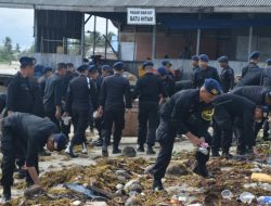 Bersama Polres Natuna, Sat Brimob Polda Kepri Baksos Bersih Pantai