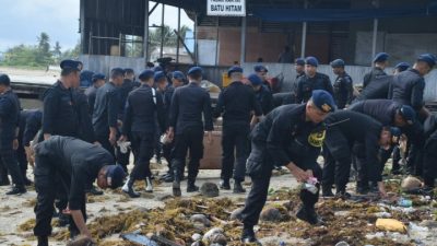 Bersama Polres Natuna, Sat Brimob Polda Kepri Baksos Bersih Pantai