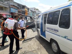 Pandemi Covid-19, Polisi Semprot Cairan Disinfektan ke Angkot di Tanjungpinang