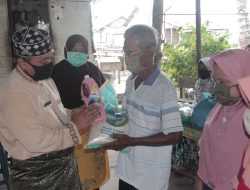 Wabup Lingga Terus Keliling Desa Bagikan Paket Sembako