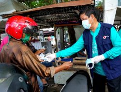 Isdianto dan PMI Lakukan Aksi Bagi-Bagi Masker