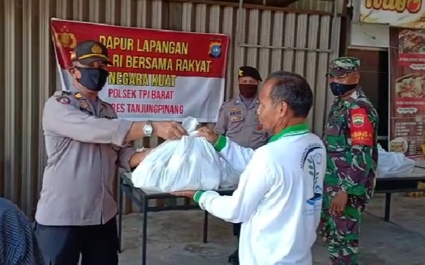 Polres dan Polsek-Polsek di Tanjungpinang Bagikan Paket Sembako, Masker Serta Pengadaan Dapur Lapangan