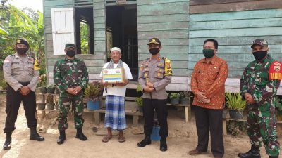 Jelang Ramadhan, TNI-POLRI di Perbatasan Gelar Baksos Penanggulangan Covid-19