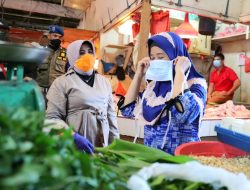 Plt Wali Kota Tanjungpinang Sidak Harga Bahan Pokok di Pasar Baru