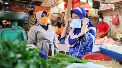 Plt Wali Kota Tanjungpinang Sidak Harga Bahan Pokok di Pasar Baru