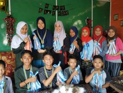 OSIS SMPN 2 Singkep Barat Berbagi Puluhan Minuman Sirup ke Duafa