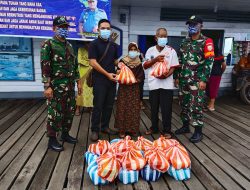 Lanal Dabo Singkep Bagi-Bagi Sembako Ditengah Pandemi