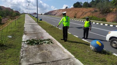 Pengendara Motor Tabrak Trotoar Jalan Pulau Dompak