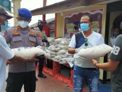 Polairud Polres Tanjungpinang Bagikan Beras ke Masyarakat Pesisir