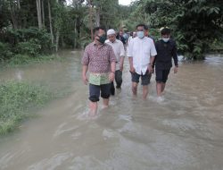 Wabup Lingga Terjun Langsung Lihat Rumah Warga Terendam Air