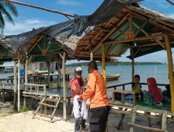 TRC BPBD Tanjungpinang Dapati Warga Tak Gunakan Masker di Pantai Tanjung Siambang