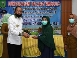 Bupati Natuna Salurkan BLT bagi Masyarakat Terdampak Covid-19 di Bungtim