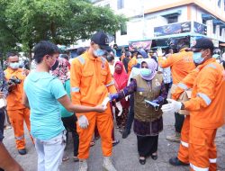 Pemko Bagikan Masker dan Hand Sanitizer Kepada Masyarakat