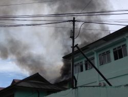 20 Ton Air Digunakan untuk Padamkan Api di SMAN 3 Tanjungpinang