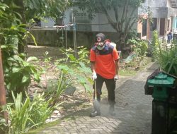 Satu Keluarga Terkonfirmasi Positif COVID-19, BPBD Tanjungpinang Semprot Disinfektan di Lingkungan Rumah Pasien