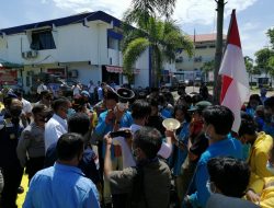 Puluhan Mahasiswa Geruduk Kantor Imigrasi Tanjungpinang