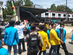 Demonstrasi di Disnaker Kepri Mahasiswa Bentrok dengan Aparat