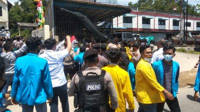 Demonstrasi di Disnaker Kepri Mahasiswa Bentrok dengan Aparat