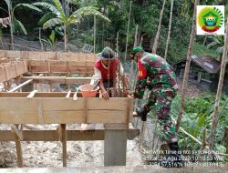 Perintah Dandim Natuna, Babinsa Pian Tengah Bantu Warga Binaannya Membangun Rumah