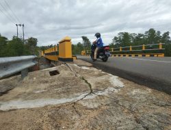 Sisi Jembatan IV Senggarang Retak