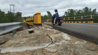 Sisi Jembatan IV Senggarang Retak