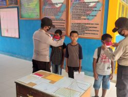 Dapati Siswa Tak Pakai Masker, Kapolsek Tambelan Langsung Pasangkan Masker