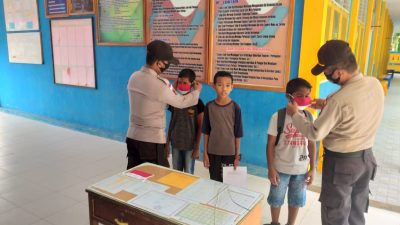 Dapati Siswa Tak Pakai Masker, Kapolsek Tambelan Langsung Pasangkan Masker