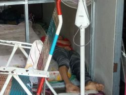 Seorang Warga Kelurahan Tanjungpinang Timur Tergeletak Sakit, Petugas Langsung Evakuasi